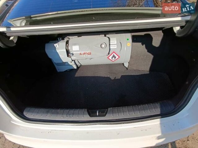 Белый Киа K5, объемом двигателя 2 л и пробегом 258 тыс. км за 11800 $, фото 22 на Automoto.ua