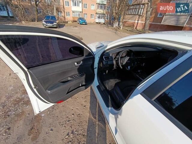 Белый Киа K5, объемом двигателя 2 л и пробегом 258 тыс. км за 11800 $, фото 8 на Automoto.ua