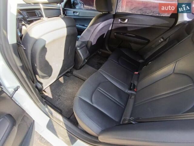 Белый Киа K5, объемом двигателя 2 л и пробегом 258 тыс. км за 11800 $, фото 6 на Automoto.ua