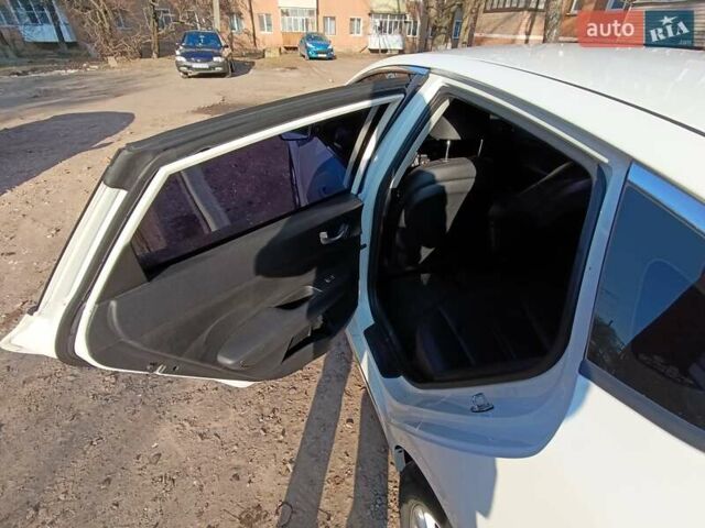 Белый Киа K5, объемом двигателя 2 л и пробегом 258 тыс. км за 11800 $, фото 7 на Automoto.ua