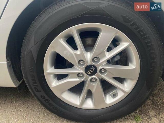 Белый Киа K5, объемом двигателя 2 л и пробегом 274 тыс. км за 11990 $, фото 11 на Automoto.ua
