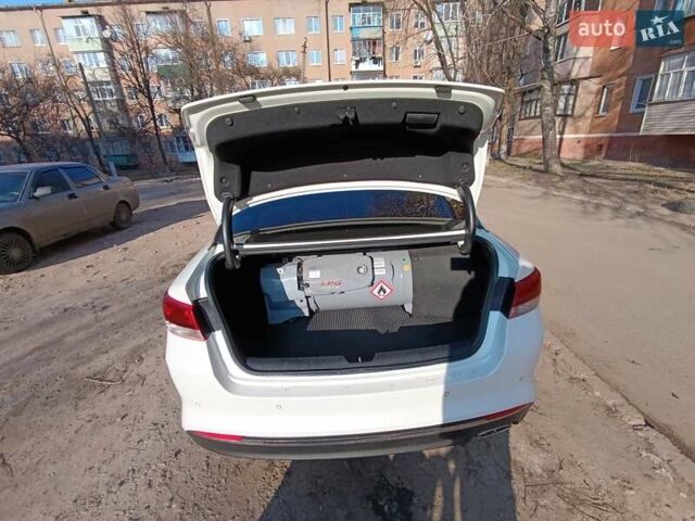 Белый Киа K5, объемом двигателя 2 л и пробегом 258 тыс. км за 11800 $, фото 23 на Automoto.ua