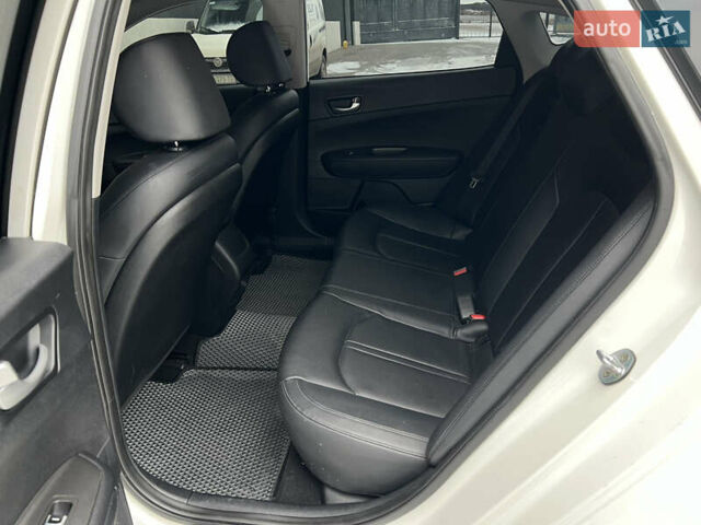 Белый Киа K5, объемом двигателя 2 л и пробегом 229 тыс. км за 12300 $, фото 32 на Automoto.ua