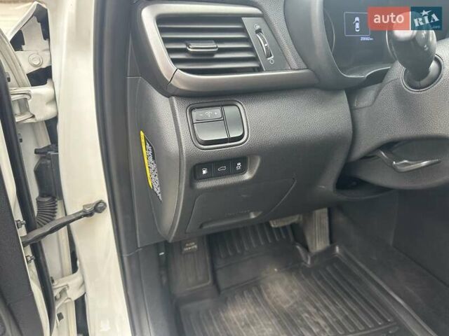 Білий Кіа K5, об'ємом двигуна 2 л та пробігом 259 тис. км за 12500 $, фото 15 на Automoto.ua