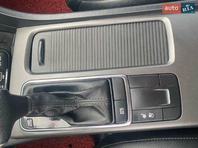 Белый Киа K5, объемом двигателя 2 л и пробегом 274 тыс. км за 11990 $, фото 10 на Automoto.ua