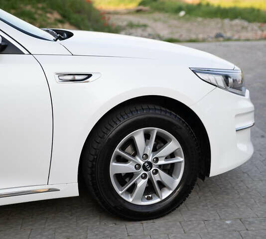 Белый Киа K5, объемом двигателя 2 л и пробегом 259 тыс. км за 11500 $, фото 4 на Automoto.ua