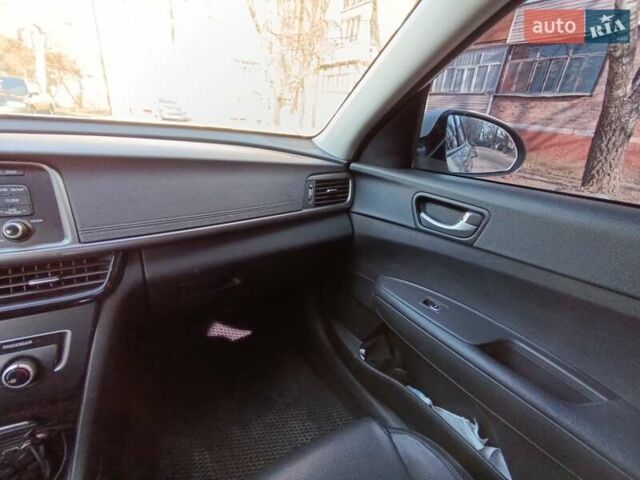 Белый Киа K5, объемом двигателя 2 л и пробегом 258 тыс. км за 11800 $, фото 12 на Automoto.ua