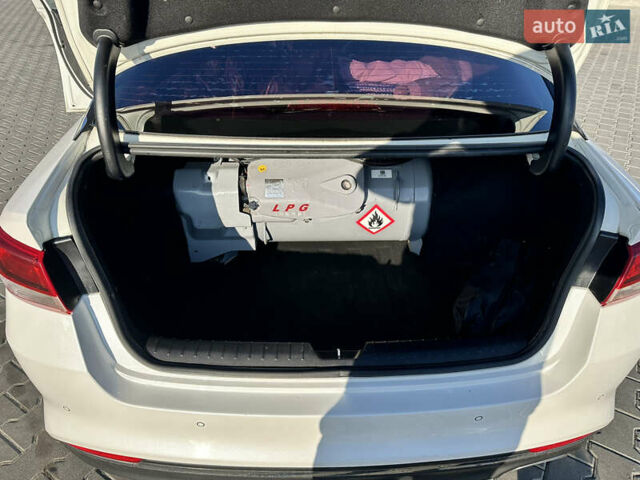 Белый Киа K5, объемом двигателя 2 л и пробегом 259 тыс. км за 11500 $, фото 25 на Automoto.ua