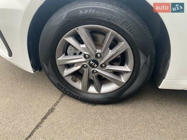 Білий Кіа K5, об'ємом двигуна 2 л та пробігом 405 тис. км за 12490 $, фото 13 на Automoto.ua