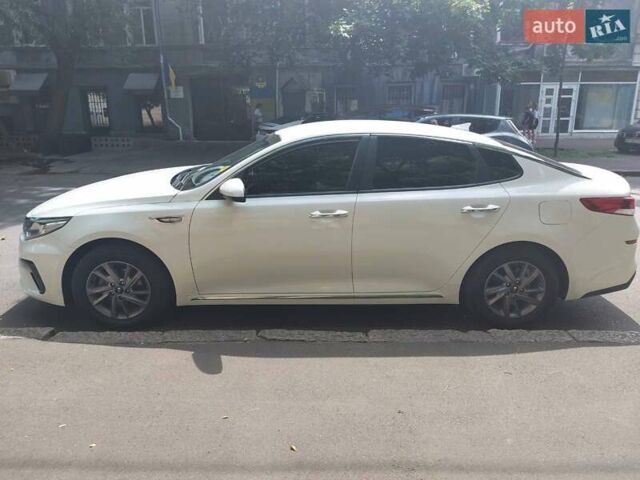 Белый Киа K5, объемом двигателя 2 л и пробегом 238 тыс. км за 15500 $, фото 3 на Automoto.ua