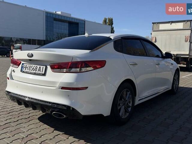 Белый Киа K5, объемом двигателя 2 л и пробегом 153 тыс. км за 16300 $, фото 3 на Automoto.ua