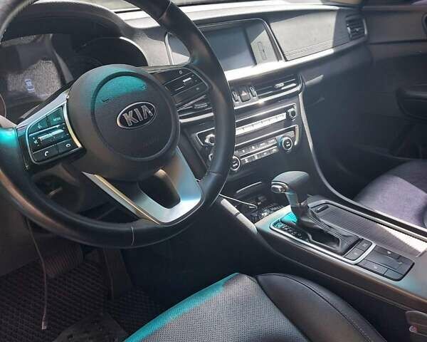 Белый Киа K5, объемом двигателя 2 л и пробегом 238 тыс. км за 15500 $, фото 2 на Automoto.ua