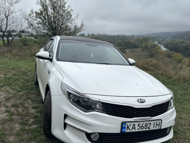 Белый Киа K5, объемом двигателя 2 л и пробегом 300 тыс. км за 9799 $, фото 1 на Automoto.ua