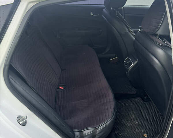 Киа K5 2018 в Киеве на Automoto.ua Белый Киа K5, объемом двигателя 2 л и пробегом 157 тыс. км за 14500 $, фото 8 на Automoto.ua