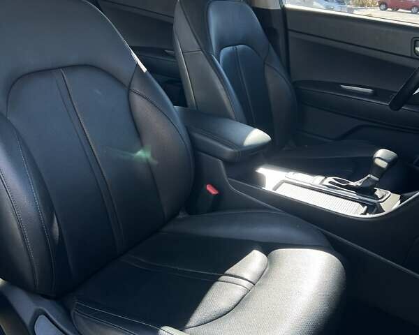 Белый Киа K5, объемом двигателя 2 л и пробегом 153 тыс. км за 16300 $, фото 12 на Automoto.ua