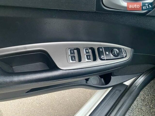 Білий Кіа K5, об'ємом двигуна 2 л та пробігом 405 тис. км за 12490 $, фото 12 на Automoto.ua