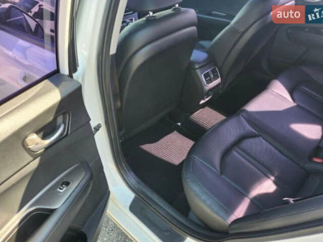 Белый Киа K5, объемом двигателя 2 л и пробегом 143 тыс. км за 16000 $, фото 17 на Automoto.ua