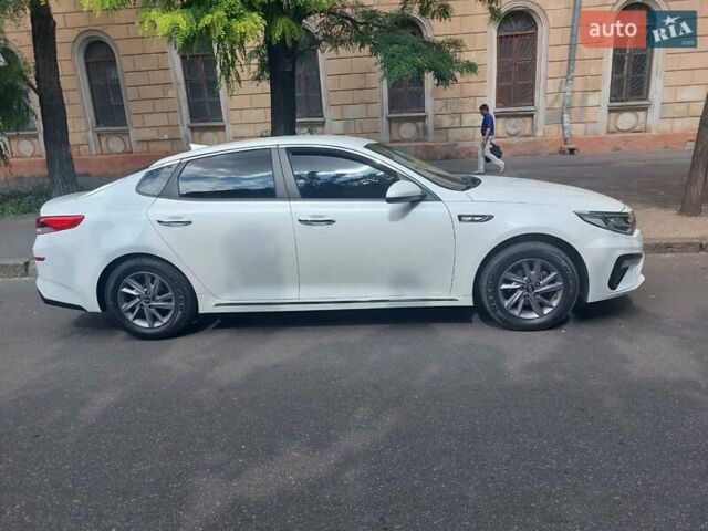 Белый Киа K5, объемом двигателя 2 л и пробегом 238 тыс. км за 15500 $, фото 5 на Automoto.ua