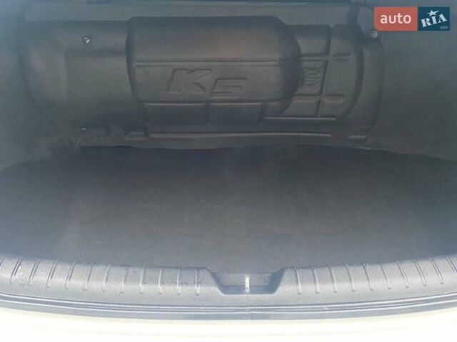 Білий Кіа K5, об'ємом двигуна 2 л та пробігом 405 тис. км за 12490 $, фото 11 на Automoto.ua