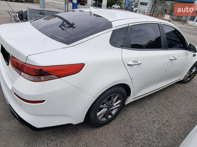 Белый Киа K5, объемом двигателя 2 л и пробегом 143 тыс. км за 15000 $, фото 3 на Automoto.ua