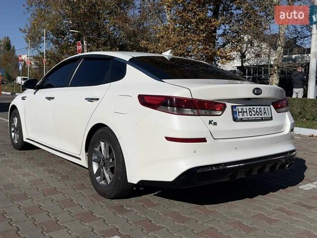 Белый Киа K5, объемом двигателя 2 л и пробегом 153 тыс. км за 16300 $, фото 2 на Automoto.ua