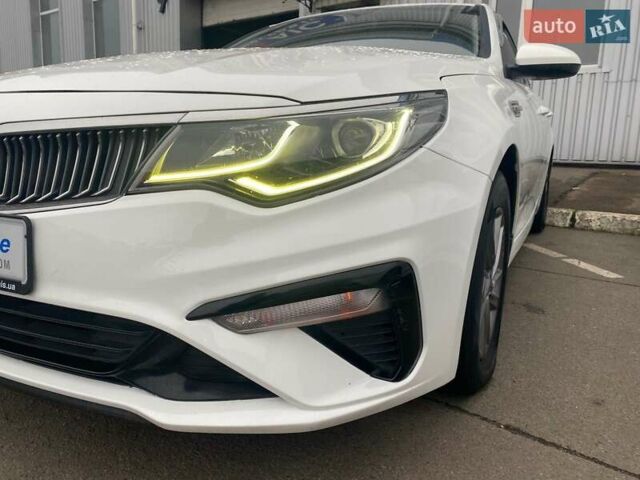 Білий Кіа K5, об'ємом двигуна 2 л та пробігом 405 тис. км за 12490 $, фото 3 на Automoto.ua