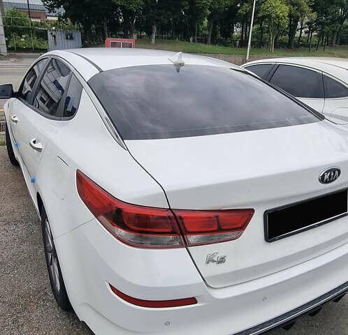 Белый Киа K5, объемом двигателя 2 л и пробегом 143 тыс. км за 15000 $, фото 2 на Automoto.ua