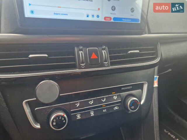 Білий Кіа K5, об'ємом двигуна 2 л та пробігом 300 тис. км за 10450 $, фото 8 на Automoto.ua