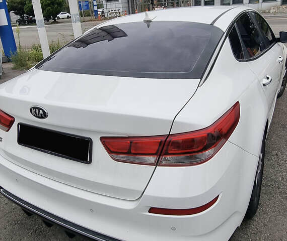 Белый Киа K5, объемом двигателя 2 л и пробегом 143 тыс. км за 15000 $, фото 1 на Automoto.ua