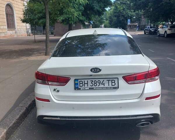 Белый Киа K5, объемом двигателя 2 л и пробегом 238 тыс. км за 15500 $, фото 6 на Automoto.ua