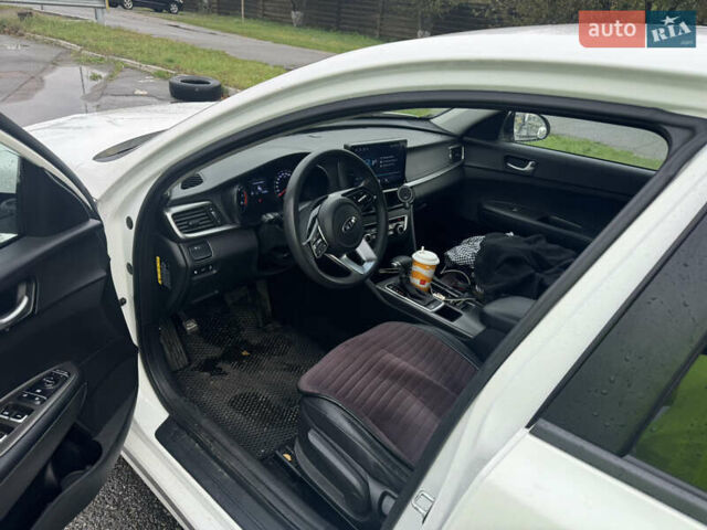 Киа K5 2018 в Киеве на Automoto.ua Белый Киа K5, объемом двигателя 2 л и пробегом 157 тыс. км за 14500 $, фото 9 на Automoto.ua