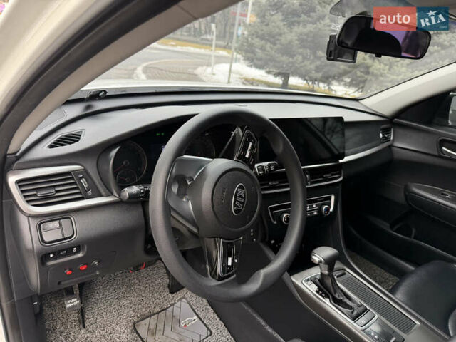 Белый Киа K5, объемом двигателя 2 л и пробегом 258 тыс. км за 14000 $, фото 15 на Automoto.ua
