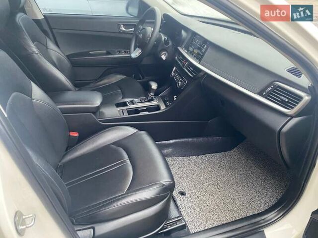 Білий Кіа K5, об'ємом двигуна 2 л та пробігом 405 тис. км за 12490 $, фото 5 на Automoto.ua