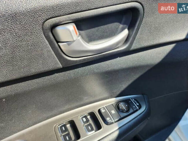 Белый Киа K5, объемом двигателя 2 л и пробегом 143 тыс. км за 16000 $, фото 21 на Automoto.ua