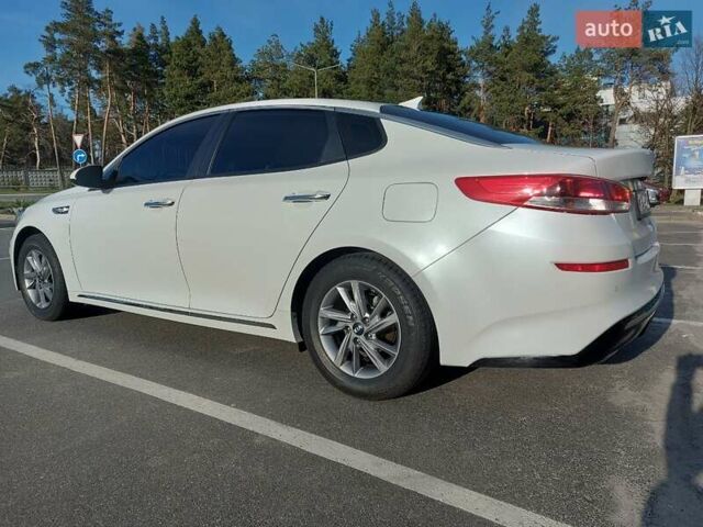 Белый Киа K5, объемом двигателя 2 л и пробегом 213 тыс. км за 16355 $, фото 2 на Automoto.ua