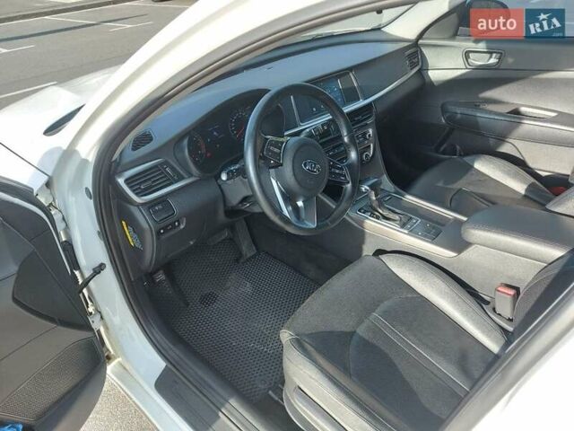 Белый Киа K5, объемом двигателя 2 л и пробегом 213 тыс. км за 16355 $, фото 12 на Automoto.ua