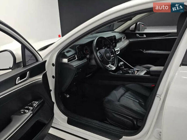 Білий Кіа K5, об'ємом двигуна 2 л та пробігом 51 тис. км за 18700 $, фото 7 на Automoto.ua