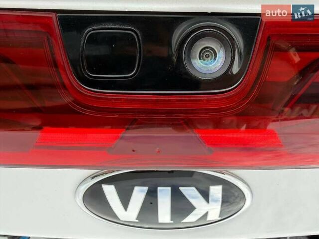 Білий Кіа K5, об'ємом двигуна 2 л та пробігом 167 тис. км за 19999 $, фото 18 на Automoto.ua