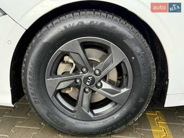 Білий Кіа K5, об'ємом двигуна 2 л та пробігом 167 тис. км за 19999 $, фото 11 на Automoto.ua