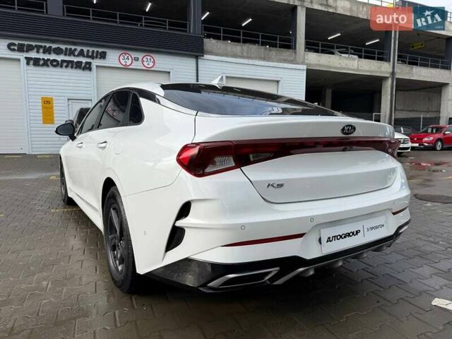 Білий Кіа K5, об'ємом двигуна 2 л та пробігом 167 тис. км за 19999 $, фото 4 на Automoto.ua