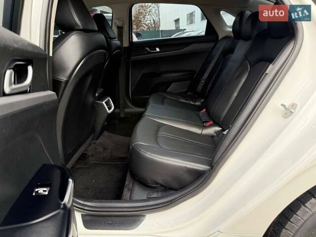 Білий Кіа K5, об'ємом двигуна 2 л та пробігом 167 тис. км за 19999 $, фото 16 на Automoto.ua