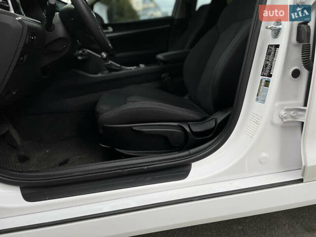 Білий Кіа K5, об'ємом двигуна 1.6 л та пробігом 12 тис. км за 21900 $, фото 33 на Automoto.ua