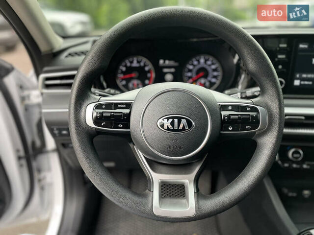 Білий Кіа K5, об'ємом двигуна 1.6 л та пробігом 12 тис. км за 21900 $, фото 16 на Automoto.ua