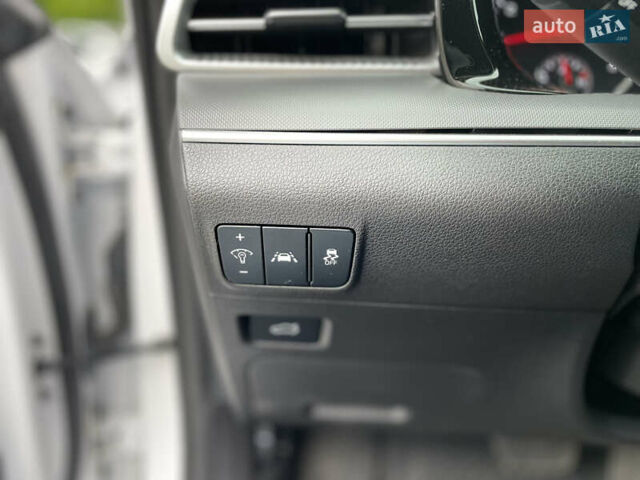 Белый Киа K5, объемом двигателя 1.6 л и пробегом 12 тыс. км за 20800 $, фото 32 на Automoto.ua