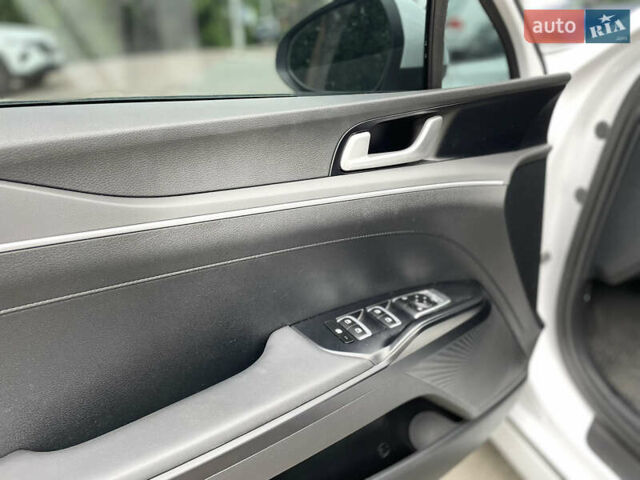 Белый Киа K5, объемом двигателя 1.6 л и пробегом 12 тыс. км за 20800 $, фото 26 на Automoto.ua