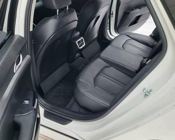 Белый Киа K5, объемом двигателя 2 л и пробегом 150 тыс. км за 24200 $, фото 12 на Automoto.ua