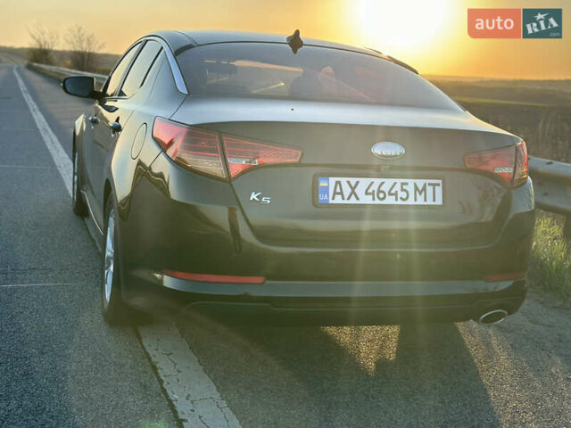 Черный Киа K5, объемом двигателя 2 л и пробегом 256 тыс. км за 9000 $, фото 6 на Automoto.ua