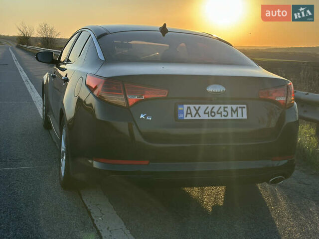 Черный Киа K5, объемом двигателя 2 л и пробегом 256 тыс. км за 9000 $, фото 3 на Automoto.ua