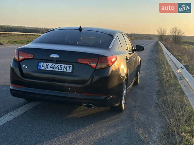 Черный Киа K5, объемом двигателя 2 л и пробегом 256 тыс. км за 9000 $, фото 4 на Automoto.ua