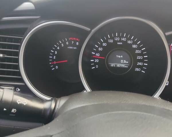 Черный Киа K5, объемом двигателя 2 л и пробегом 190 тыс. км за 12000 $, фото 11 на Automoto.ua
